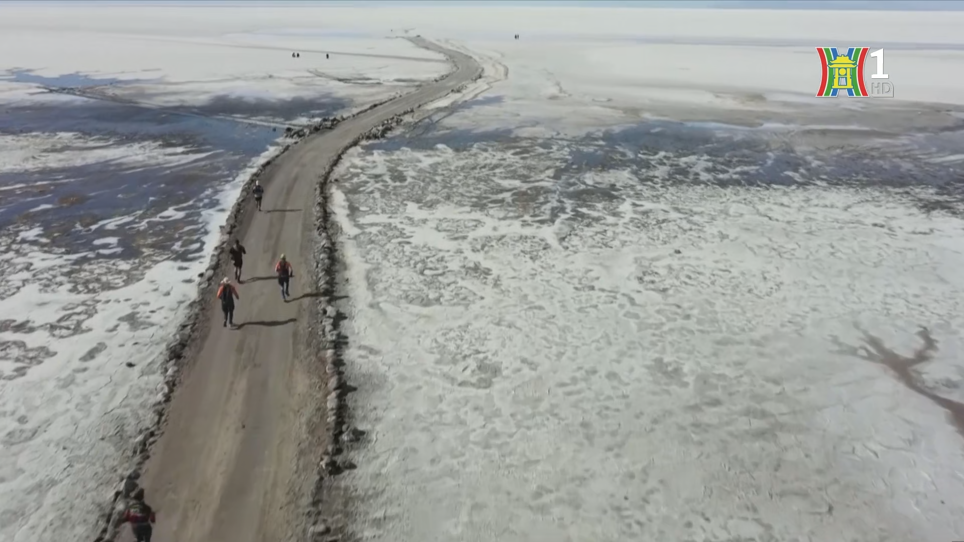 Uyuni là di sản của một hồ nước cổ đại khổng lồ cạn kiệt, để lại một cánh đồng muối rộng gần 11.000 km2. 